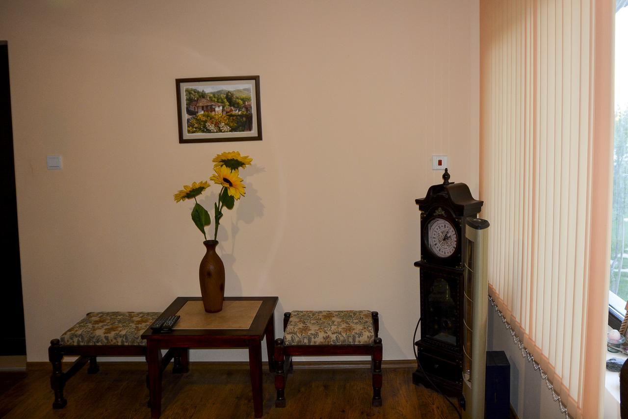 Guest House Raiski Kаt Mezek Eksteriør bilde