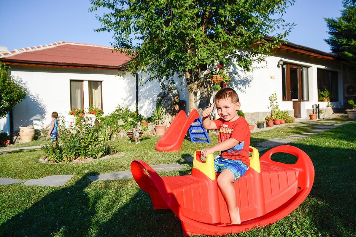 Guest House Raiski Kаt Mezek Eksteriør bilde