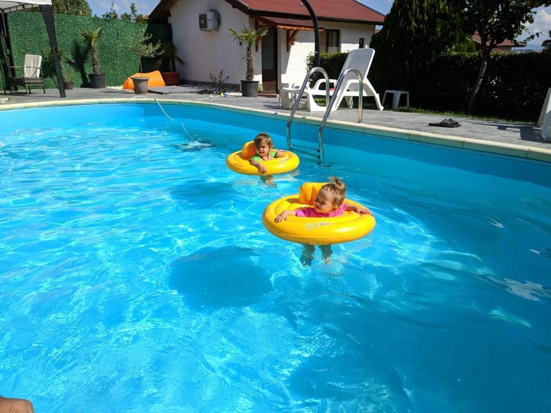Guest House Raiski Kаt Mezek Eksteriør bilde