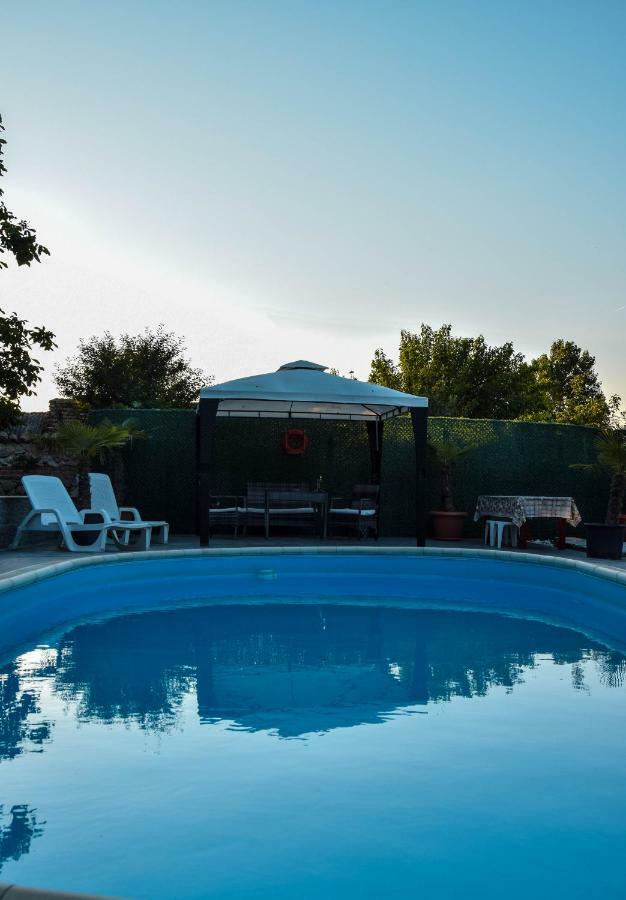 Guest House Raiski Kаt Mezek Eksteriør bilde